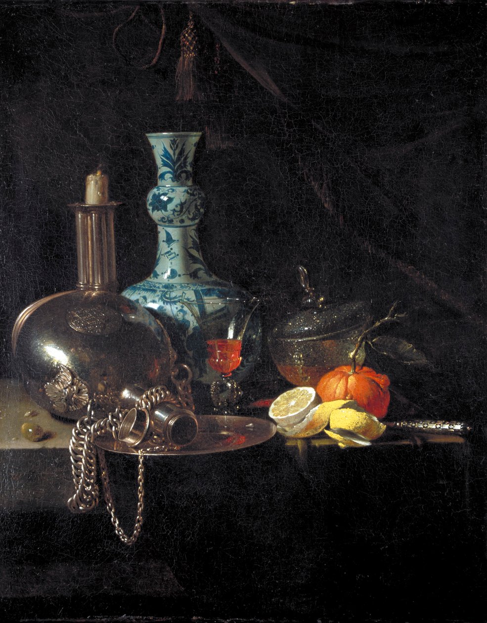 "Natureza morta com um frasco de peregrino, candelabro, vaso de porcelana e fruta", século XVII de Willem Kalf