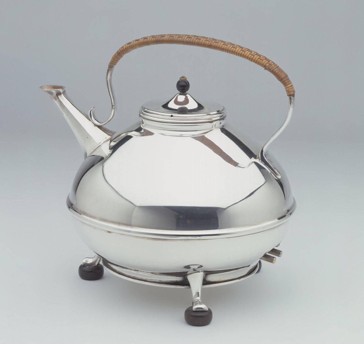 Chaleira elétrica, c.1905 (placa de prata com pés e maçaneta ebonised e alça de rattan) de William Arthur Smith Benson