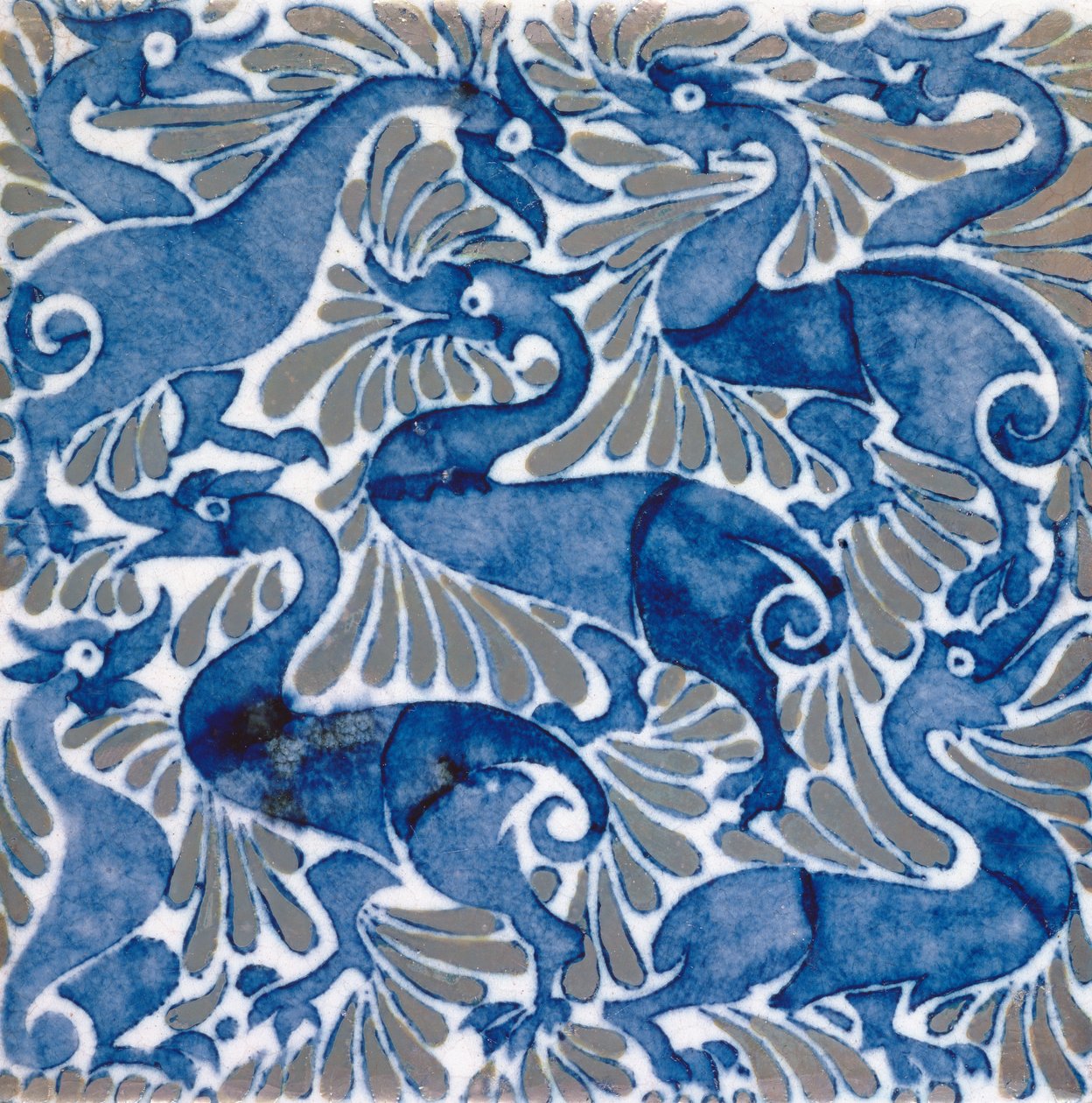C.9-1941 Telha com dragões semelhantes a pássaros azul-escuros entre a folhagem, 1898 (louça de barro com esmalte de brilho) de William de Morgan
