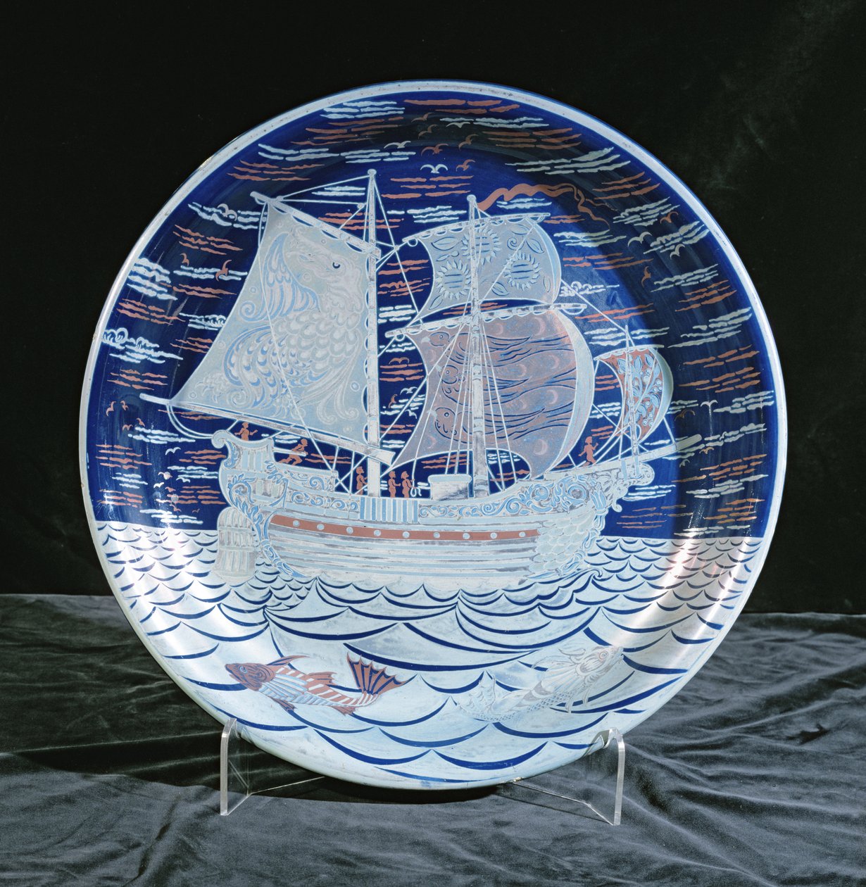 Carregador com brilho prateado com galeão à vela num mar de brilho prateado (cerâmica) de William de Morgan