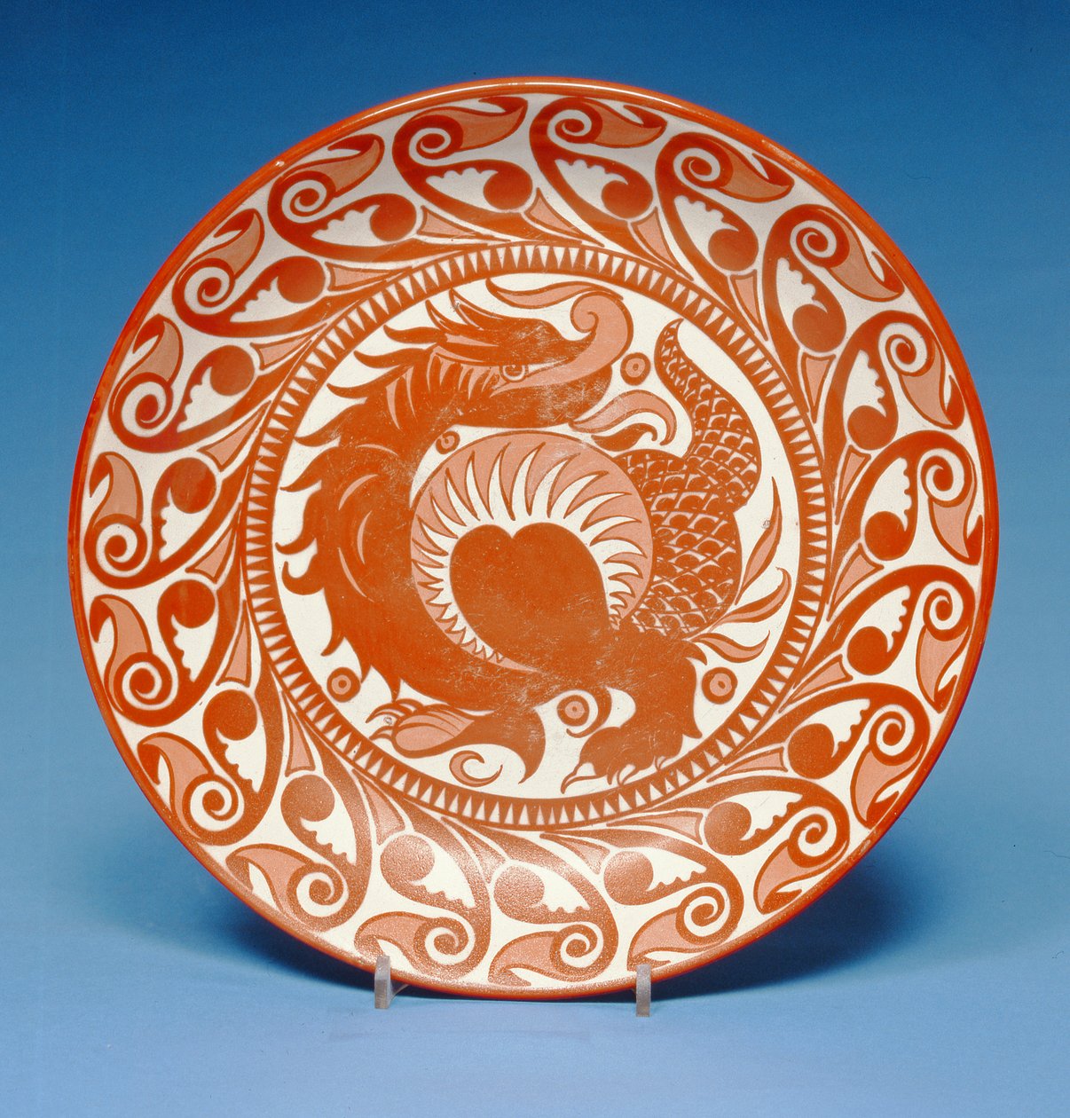 Prato de barro, decorado em brilho vermelho com um dragão de rolagem, c.1880-85 (cerâmica) de William de Morgan