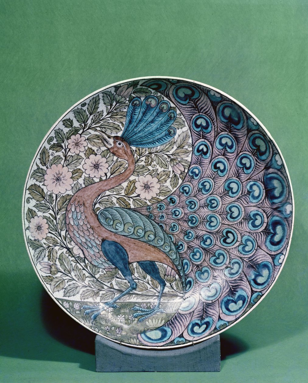 Prato de barro, pintado com um padrão de pavão de William de Morgan