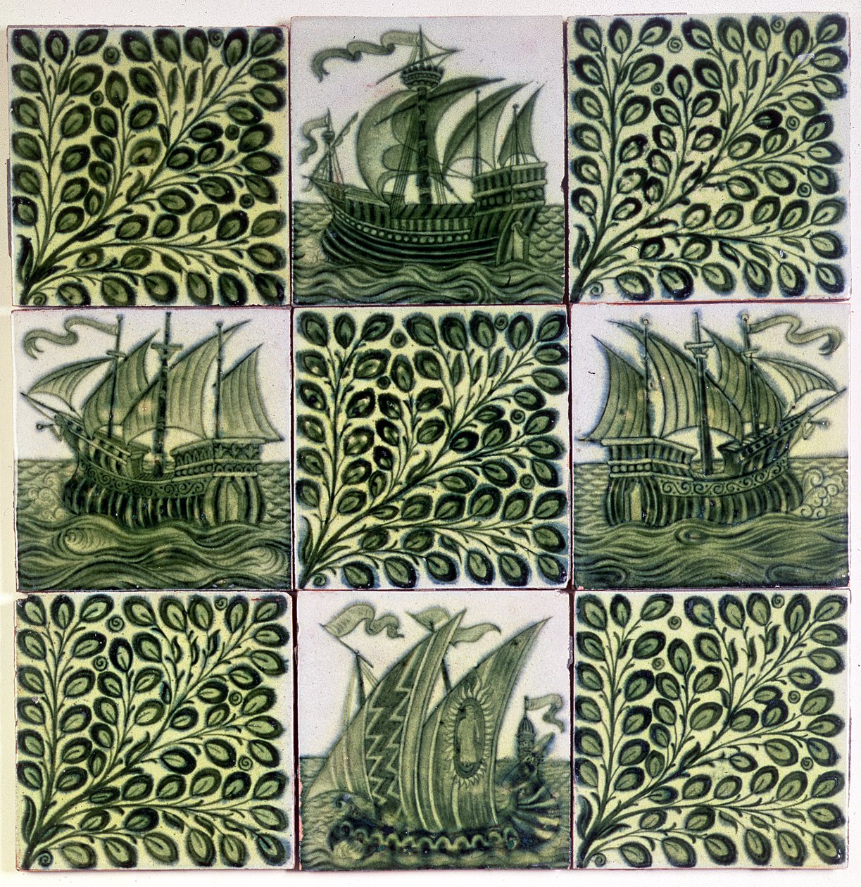 Nove peças representando navios e ramos de oliveira (cerâmica) de William de Morgan