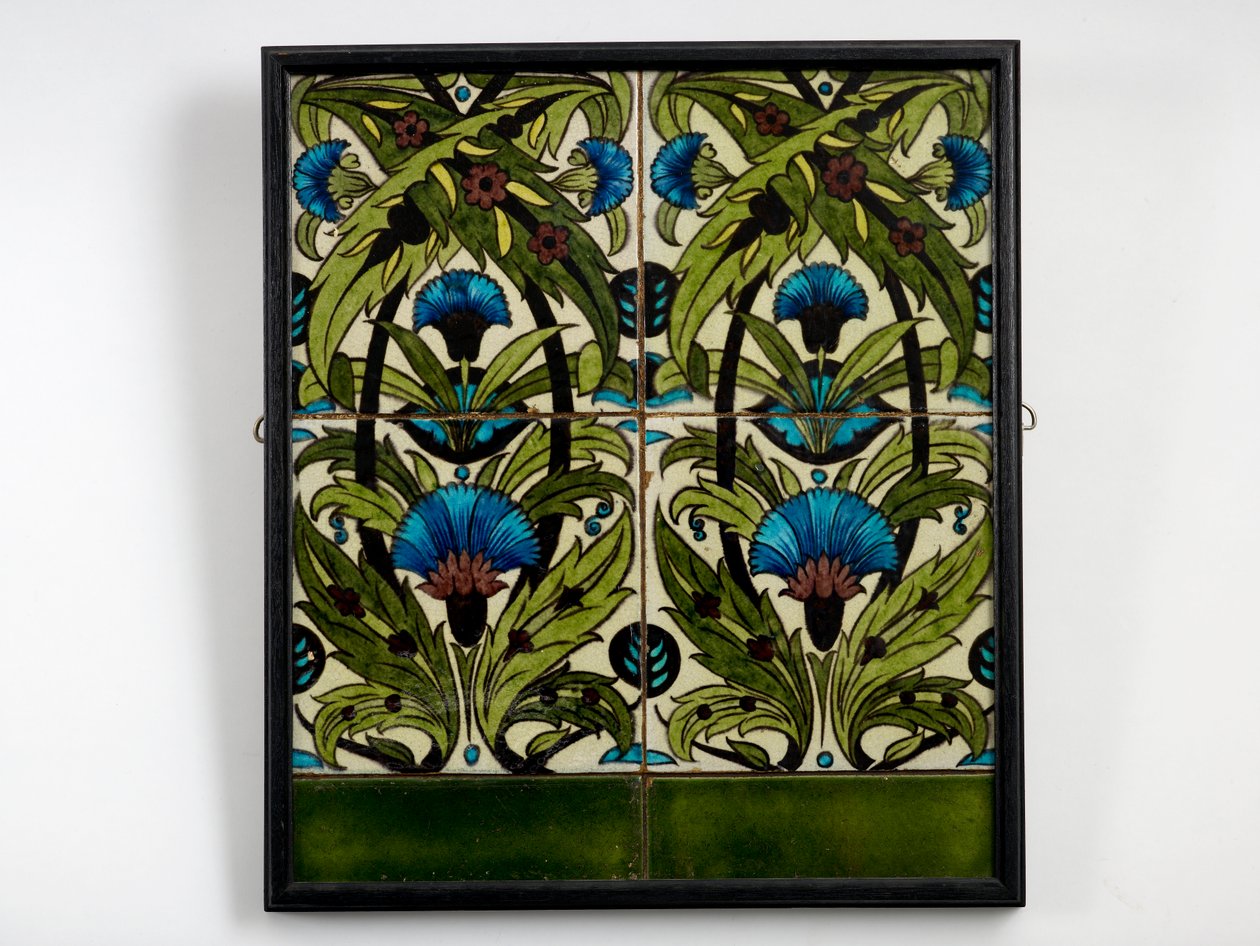 Painel de seis azulejos, quatro pintados com cravos &39;persas&39; em azul e turquesa, hastes entrelaçadas e folhagem, com dois ladrilhos de borda verde (cerâmica) de William de Morgan