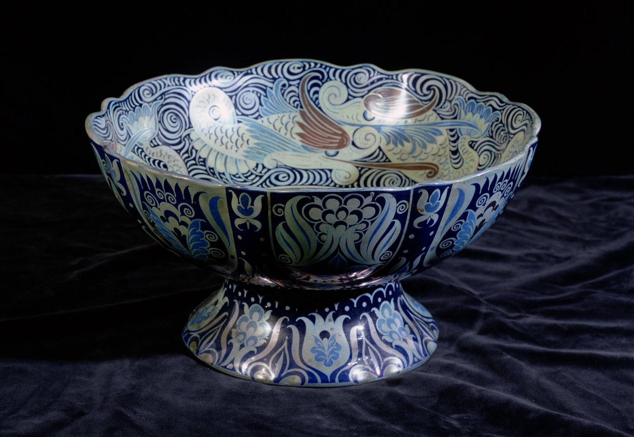 Punch Bowl com navio no centro e um friso de peixes e ondas em volta da borda, pintado por Fred Passenger (cerâmica) (ver também 267789) de William de Morgan