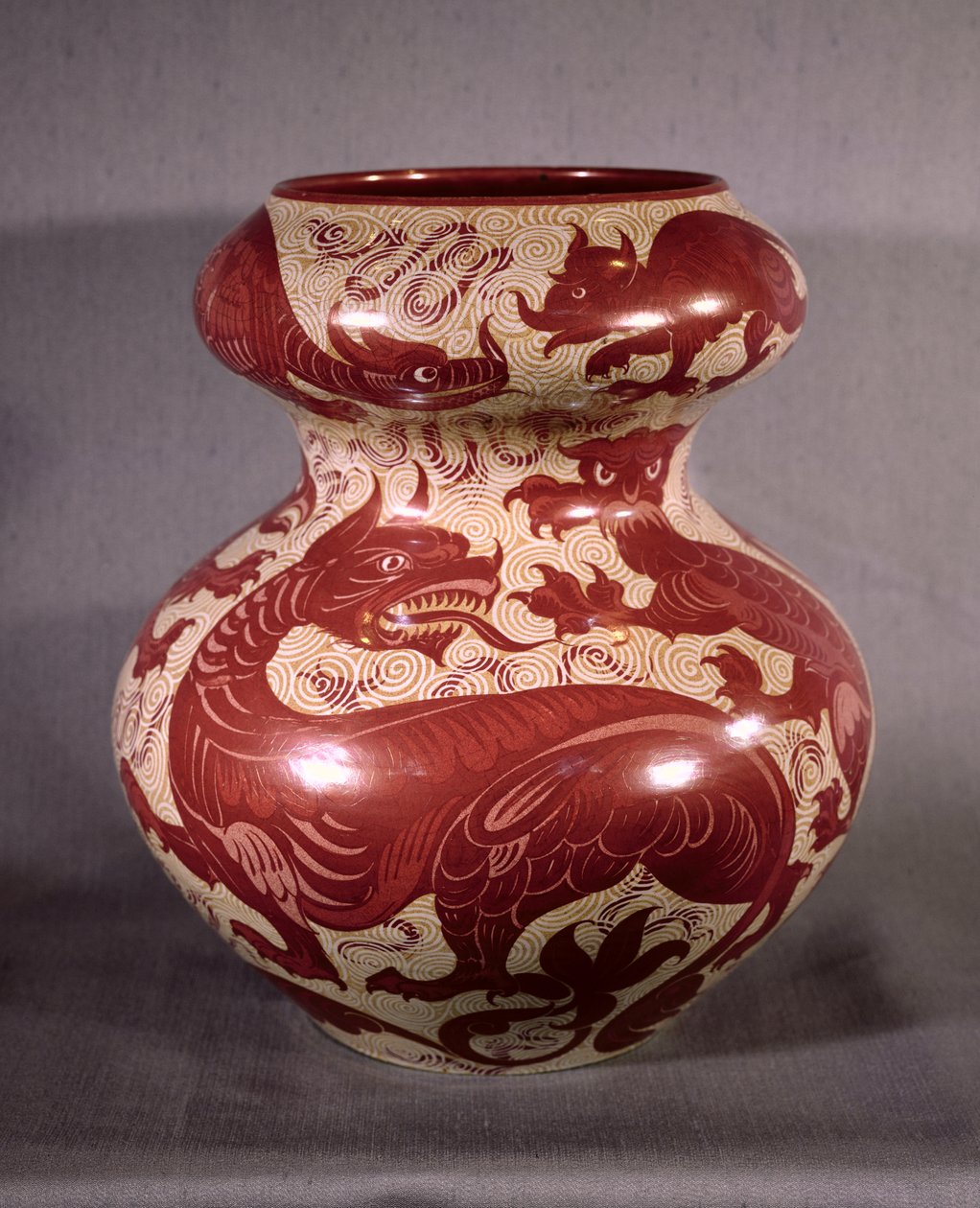Vaso decorado com um desenho de dragões em lustre vermelho rubi em louça de cor creme, final do século XIX (lustreware) de William de Morgan