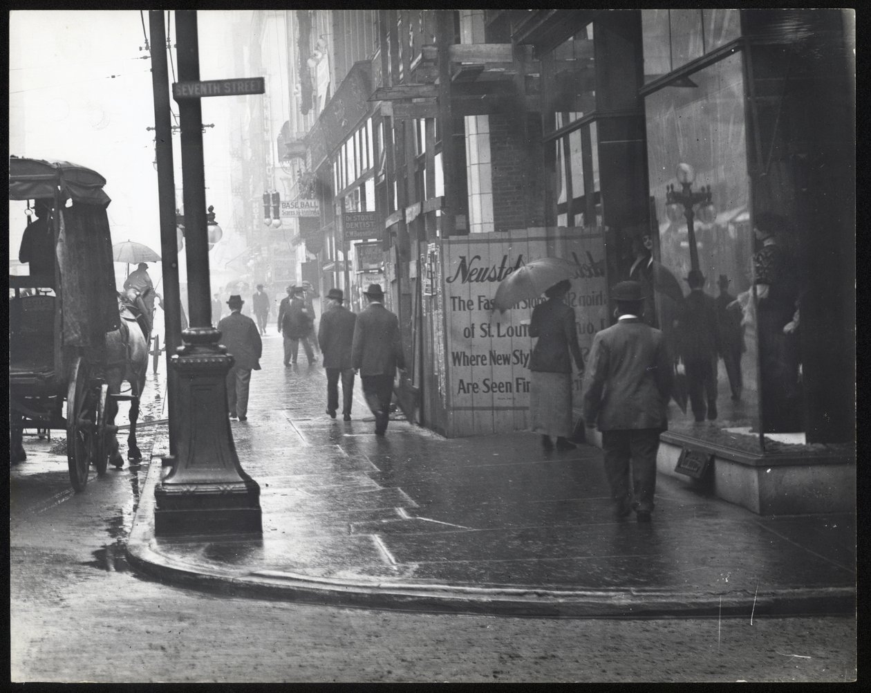 Fotografia horizontal, preto e branco de pedestres andando na Avenida Washington na chuva de William G. Swekosky