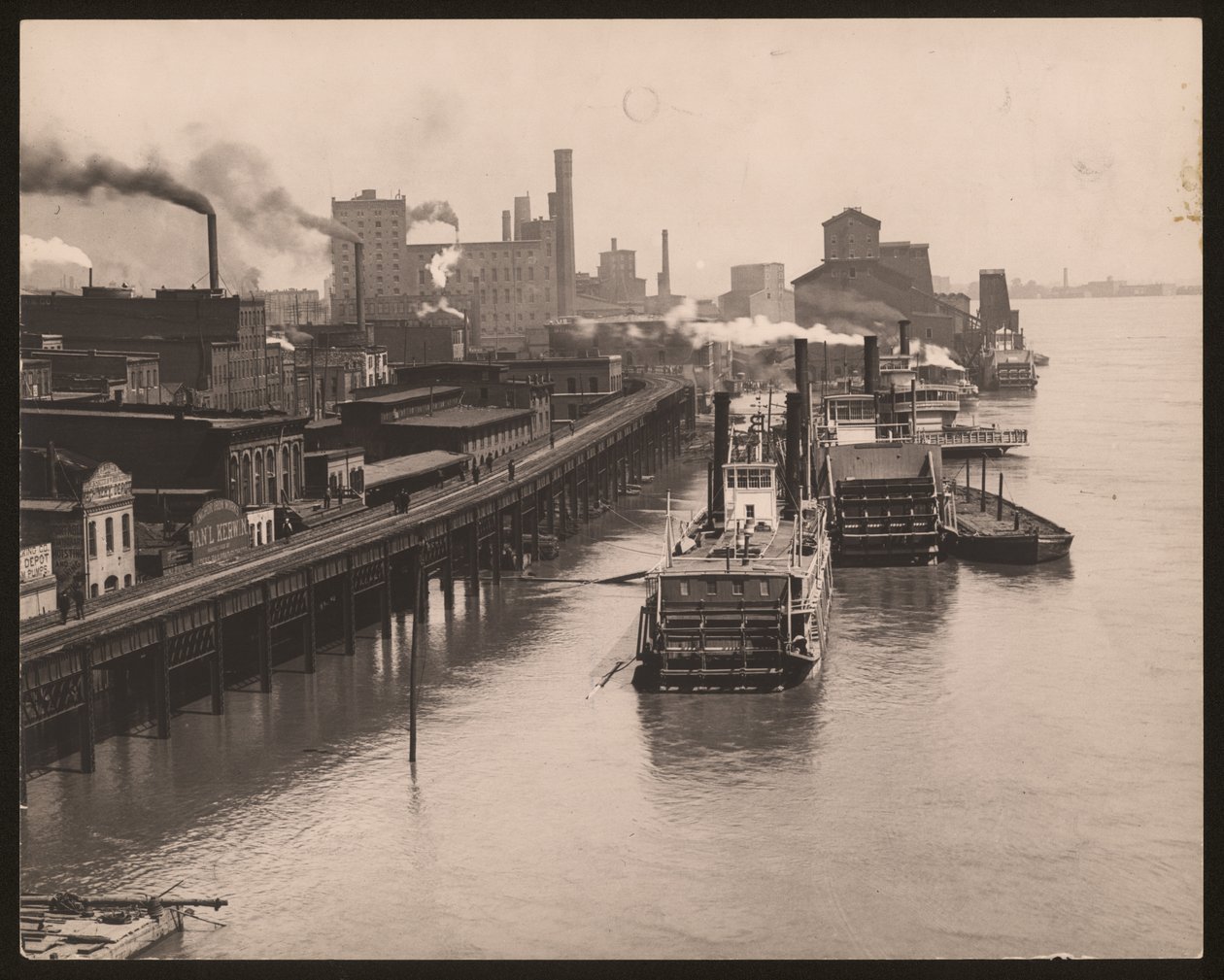 Frente ribeirinha do Mississippi durante a enchente de 1890; detalhe de riverboats. de William G. Swekosky