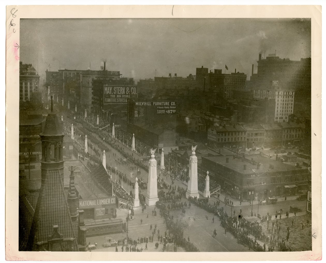 Veteranos da 12ª Guerra Mundial desfilam pela rua Twelfth em 13 de maio de 1919. de William G. Swekosky