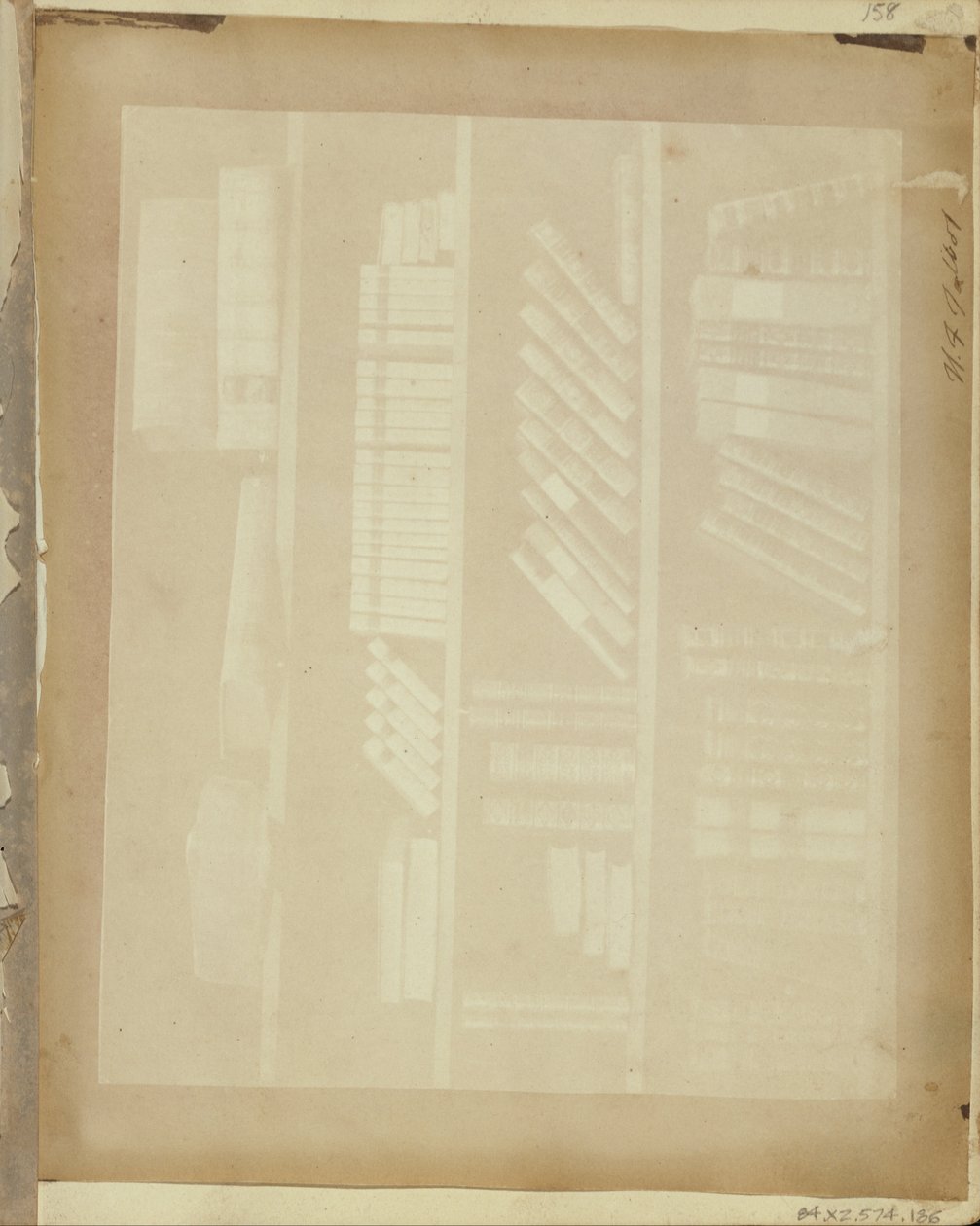 Livros sobre quatro prateleiras. de William Henry Fox Talbot