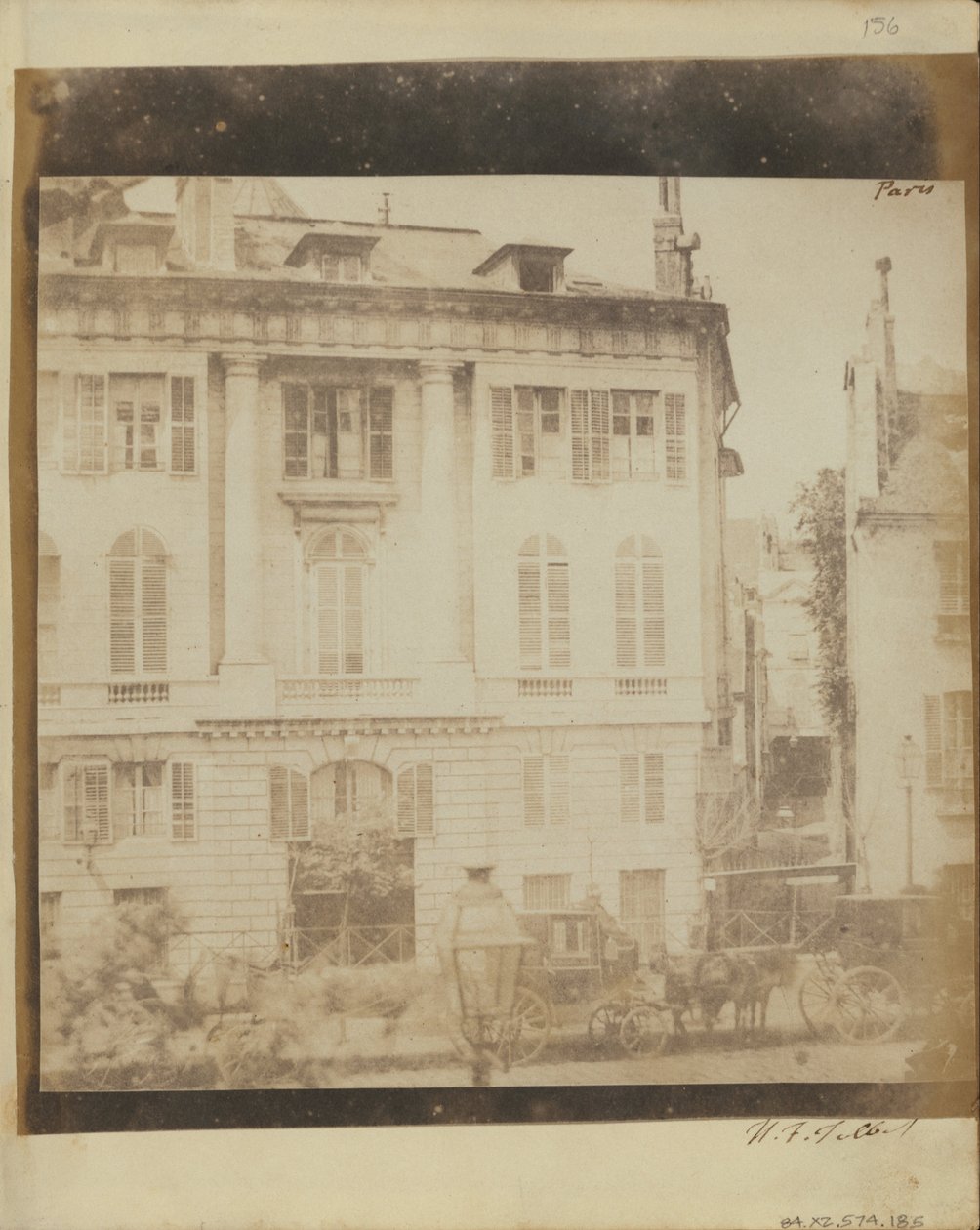 Carruagens antes de uma residência em Paris. de William Henry Fox Talbot