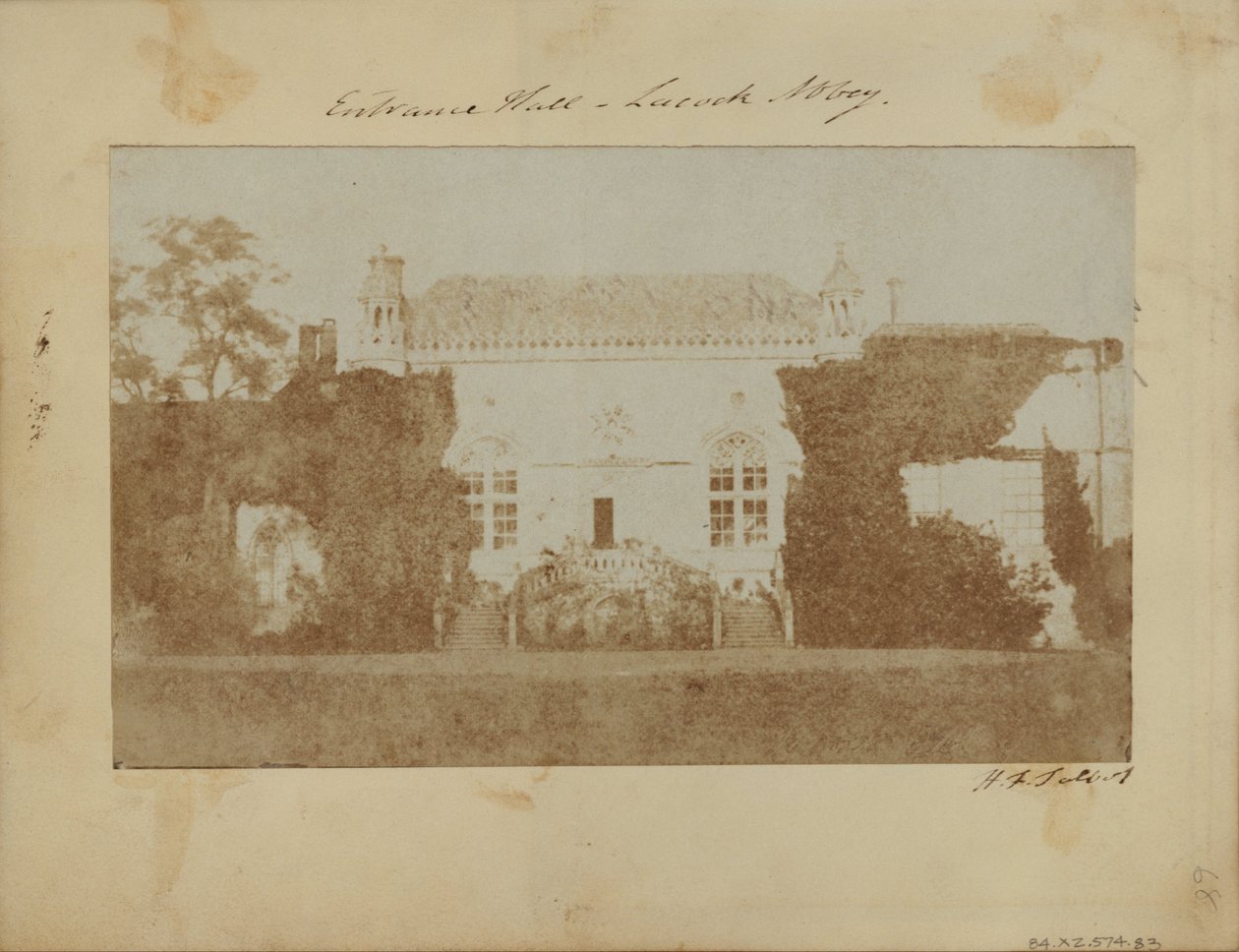 Lacock Abbey, na Frente Ocidental. de William Henry Fox Talbot