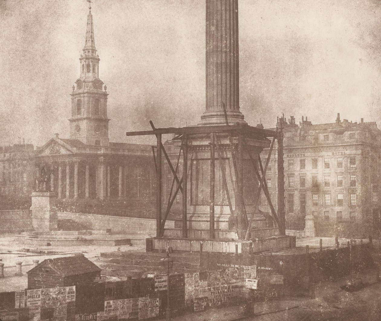 A coluna de Nelson em Trafalgar Square em construção de William Henry Fox Talbot