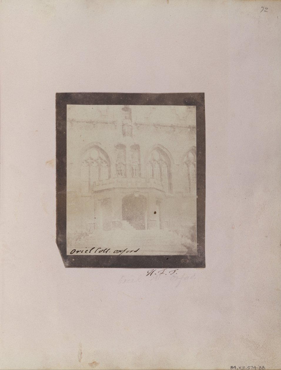 O patamar na frente Quad do Oriel College, Oxford. de William Henry Fox Talbot