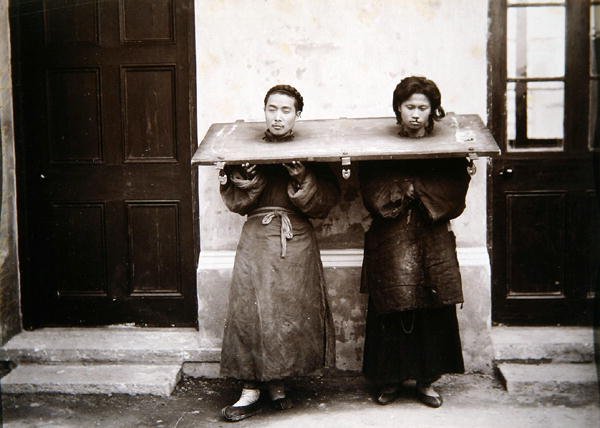 Condenados chineses, c.1880 (albumen) de William (attr. to) Saunders
