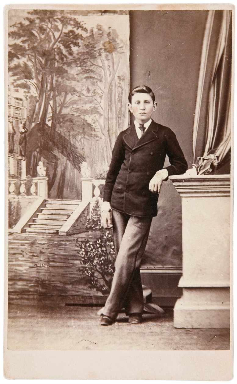 Retrato de estúdio de jovem em frente a um fundo pintado de escadas e jardim de William Bentley