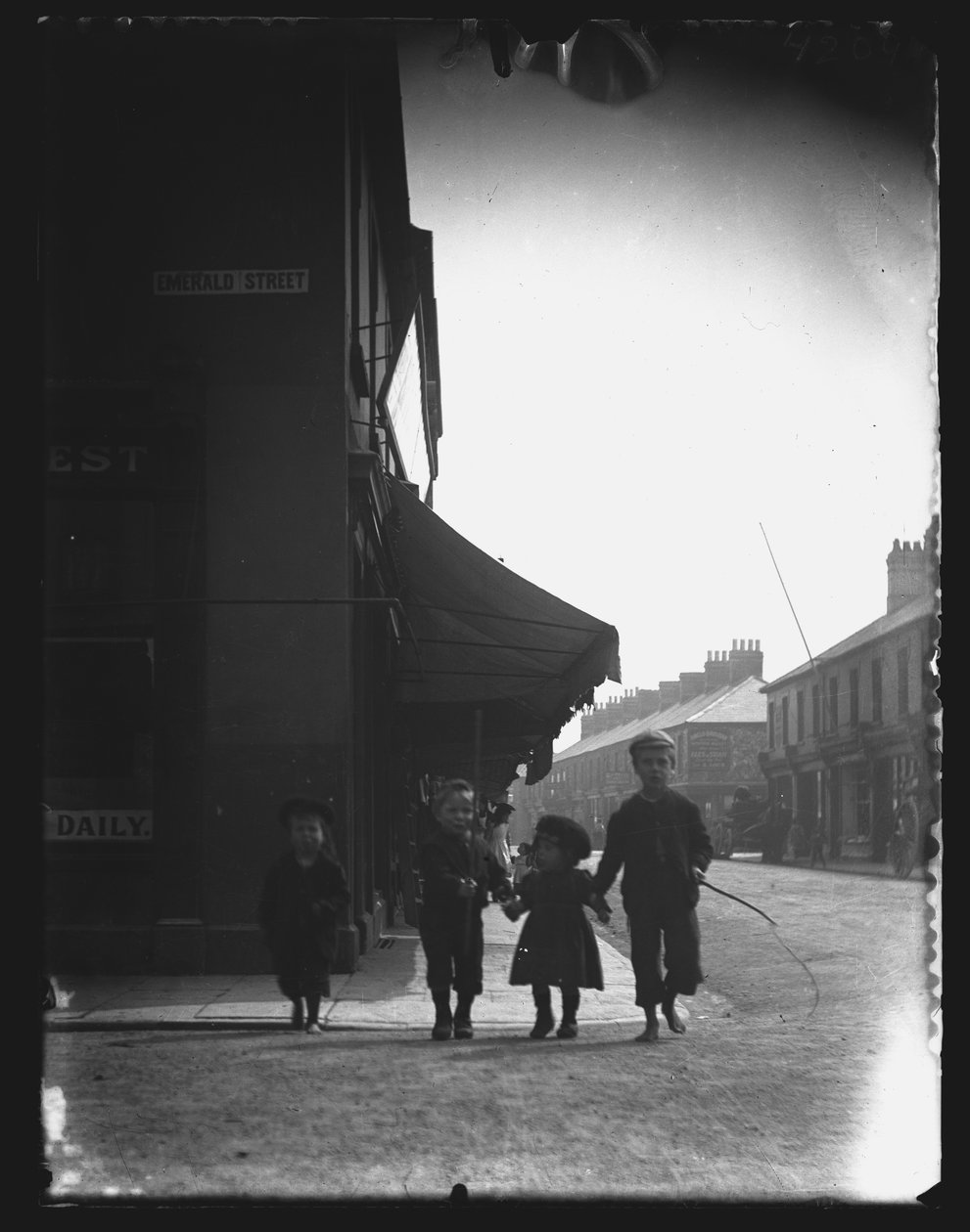 Emerald Street, Cardiff, 1890s ou 1900s. de William Booth