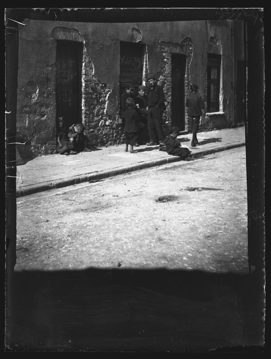 Halket Street, Cardiff, 1892. de William Booth