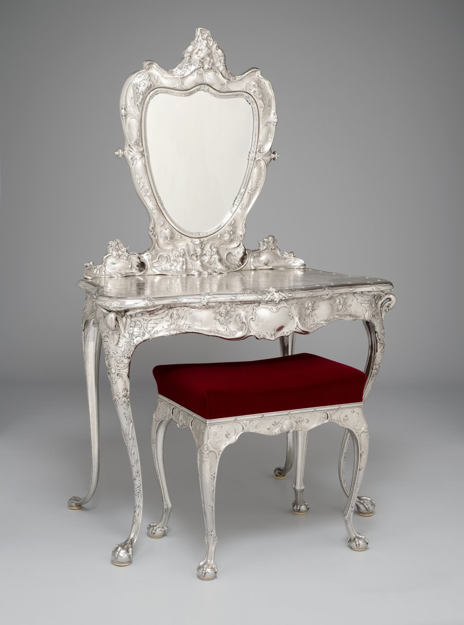 Penteadeira e banqueta Martelé, fabricados pela Gorham Manufacturing Company de William Christmas Codman
