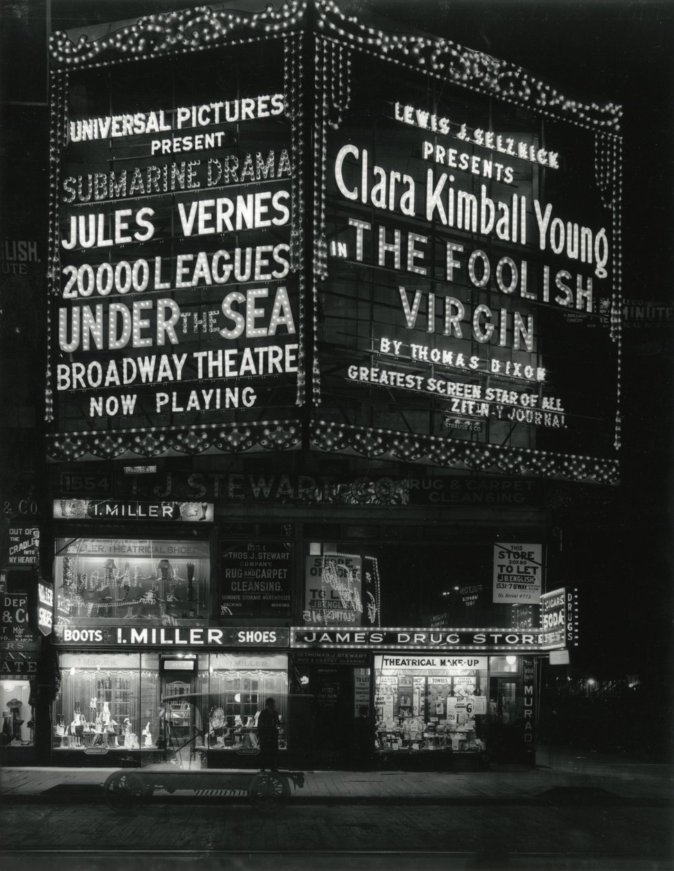 1554 Broadway na 46th Street, I. Miller Shoes; James Drug Store e grandes marquises para filmes iluminados acima. de William Davis Hassler