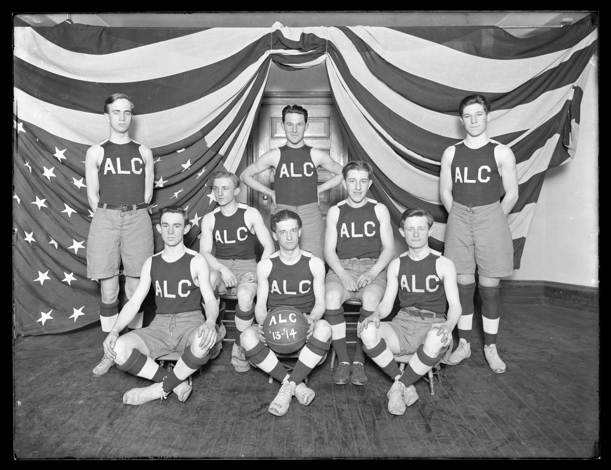 Retrato de grupo de equipe de basquete ALC, c.1913-14 de William Davis Hassler