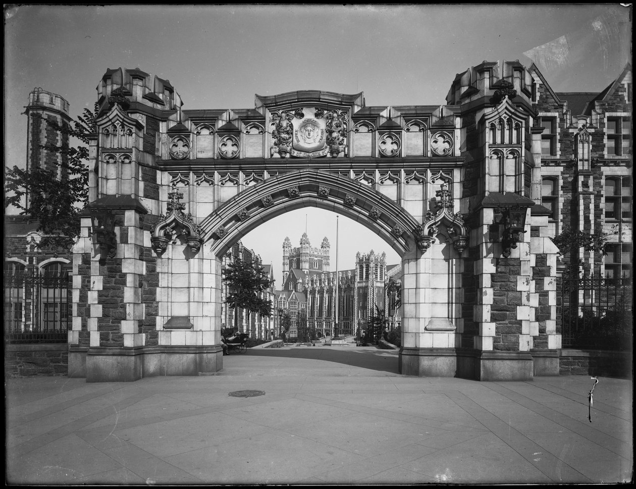 Portão da Avenida de Amsterdã do campus da City College de Nova York, Nova York, 13 de julho de 1914 de William Davis Hassler
