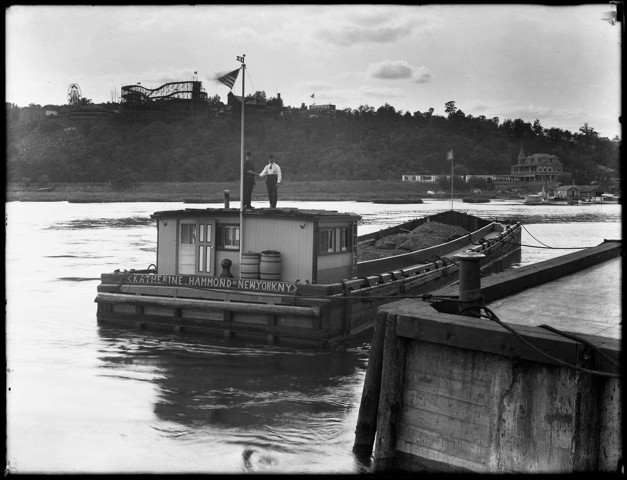 Barcaça &39;Katherine Hammond&39; na 207th Street no East River, Nova York, 30 de agosto de 1914 de William Davis Hassler