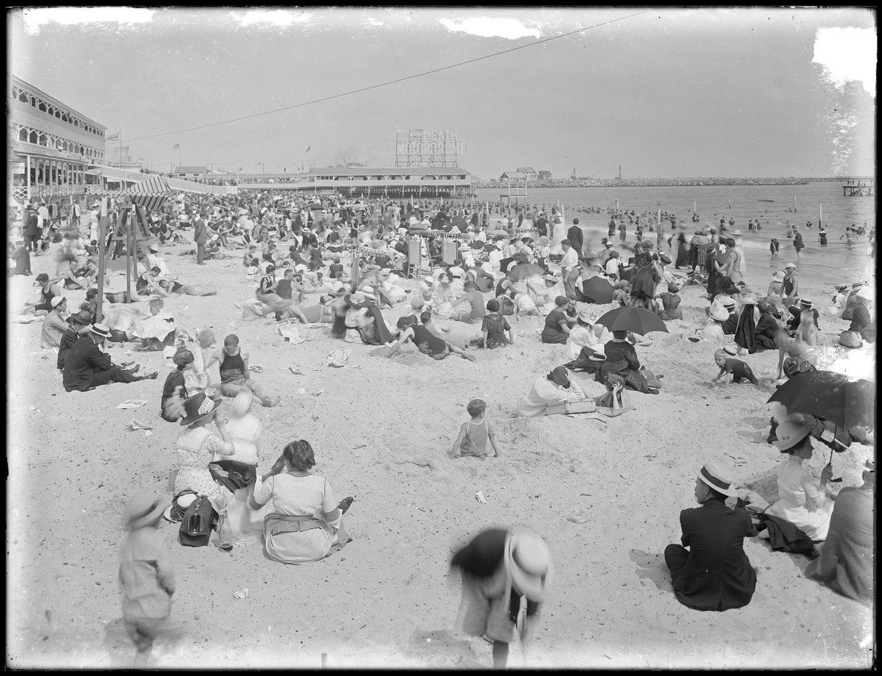 Banhistas em Brighton Beach, Brooklyn, 3 de agosto de 1912 de William Davis Hassler