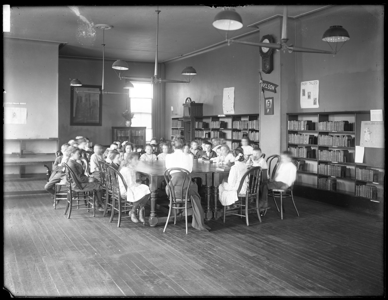 Crianças ouvem uma mulher na sala de leitura de um ramo não identificado da Biblioteca Pública do Queens Borough, c.1910 (foto a p/b) de William Davis Hassler