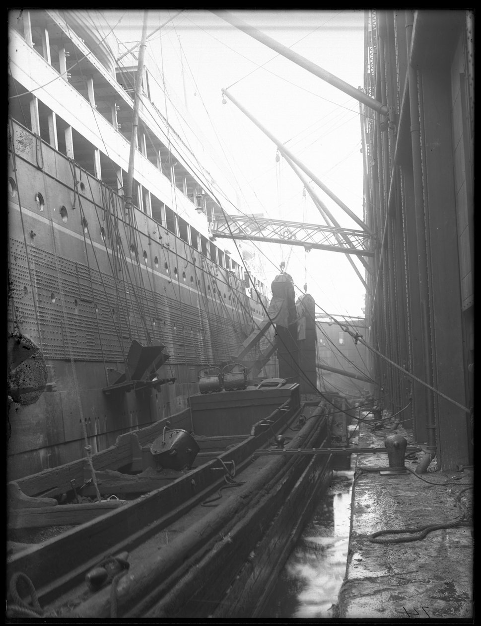 Navio a vapor de carvão com transportadores de cubeta portáteis, foto de 1912 bw de William Davis Hassler