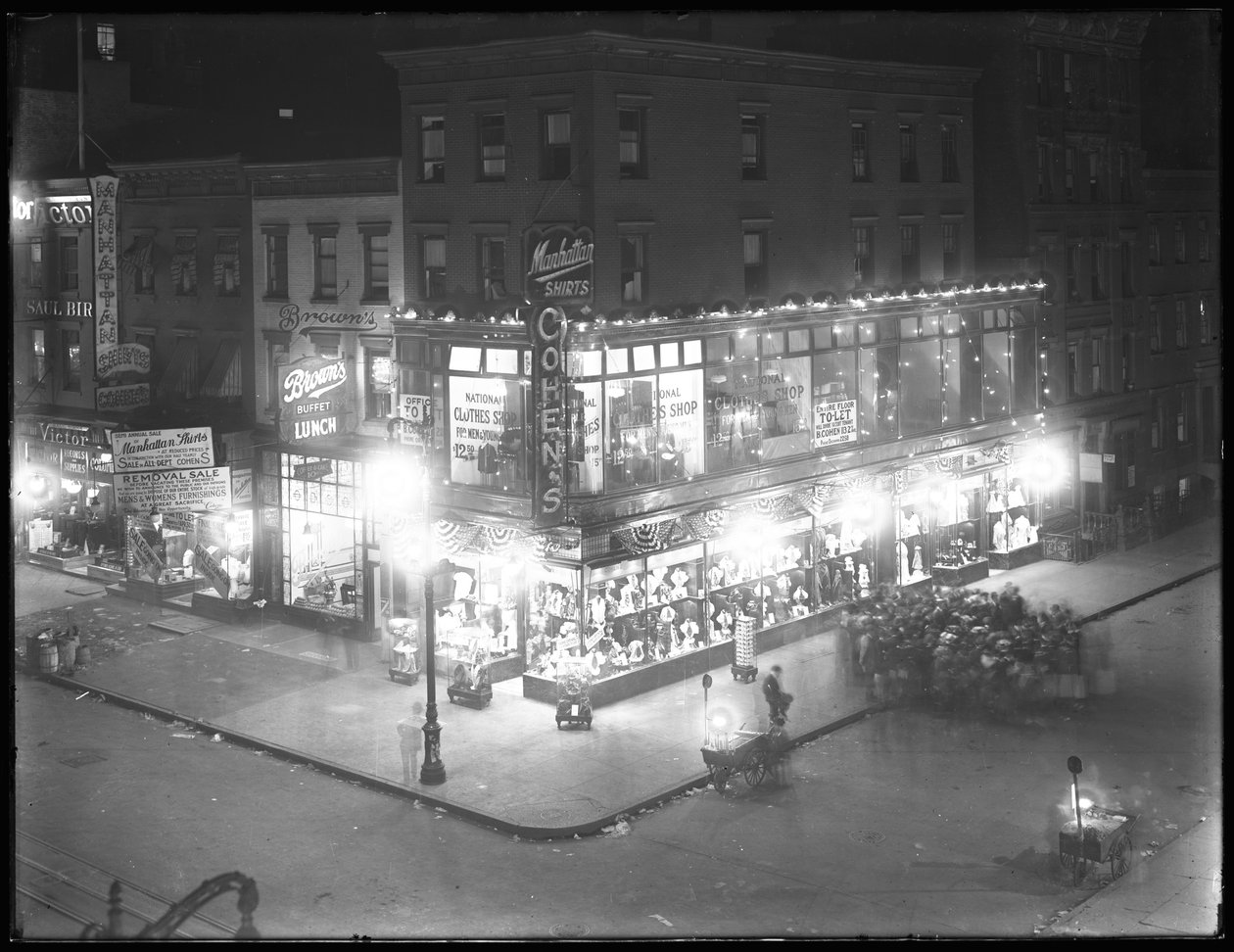 Loja de roupas de Cohen com vitrines iluminadas, Second Avenue e 7th Street, Nova York, 16 de setembro de 1916 de William Davis Hassler