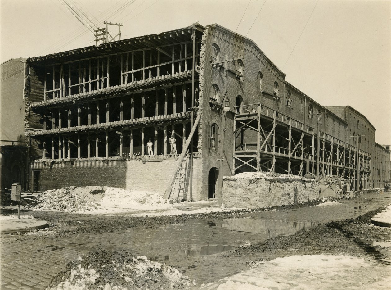 Canteiro de obras, dois homens de pé no lado aberto do edifício do armazém; Robbins und Ripley Engineers and Contractors, 23 de março de 1916 de William Davis Hassler