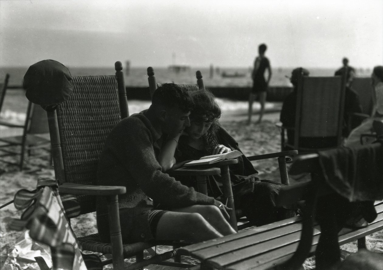 Par, leitura, praia, coney, ilha, c.1910-21 de William Davis Hassler