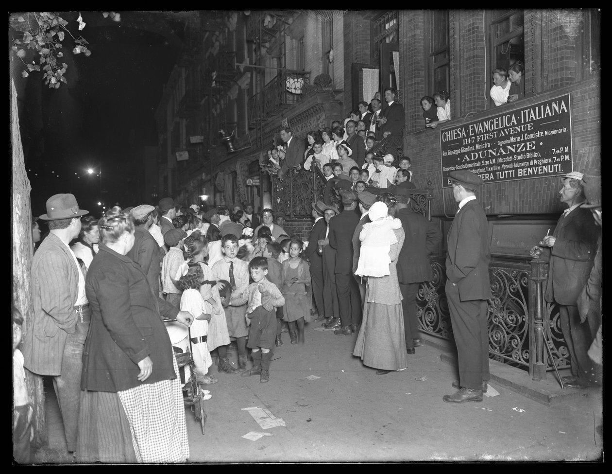 Multidões em John Hall Memorial Chapel, 63rd Street e Second Avenue, Nova York, 25 de setembro de 1914 de William Davis Hassler