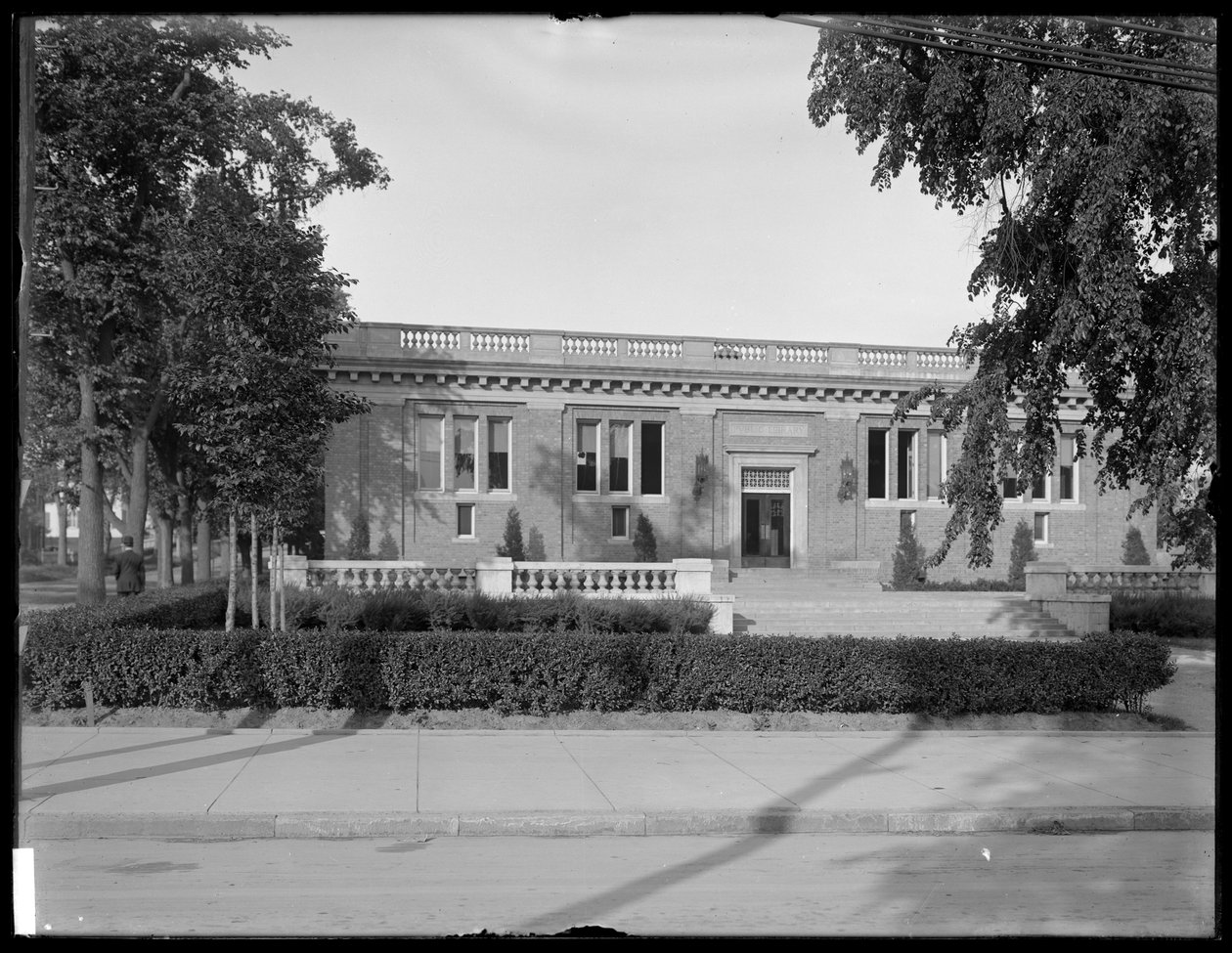 Filial de Elmhurst da Biblioteca Pública de Queens Borough; Uma biblioteca Carnegie, c.1910 de William Davis Hassler