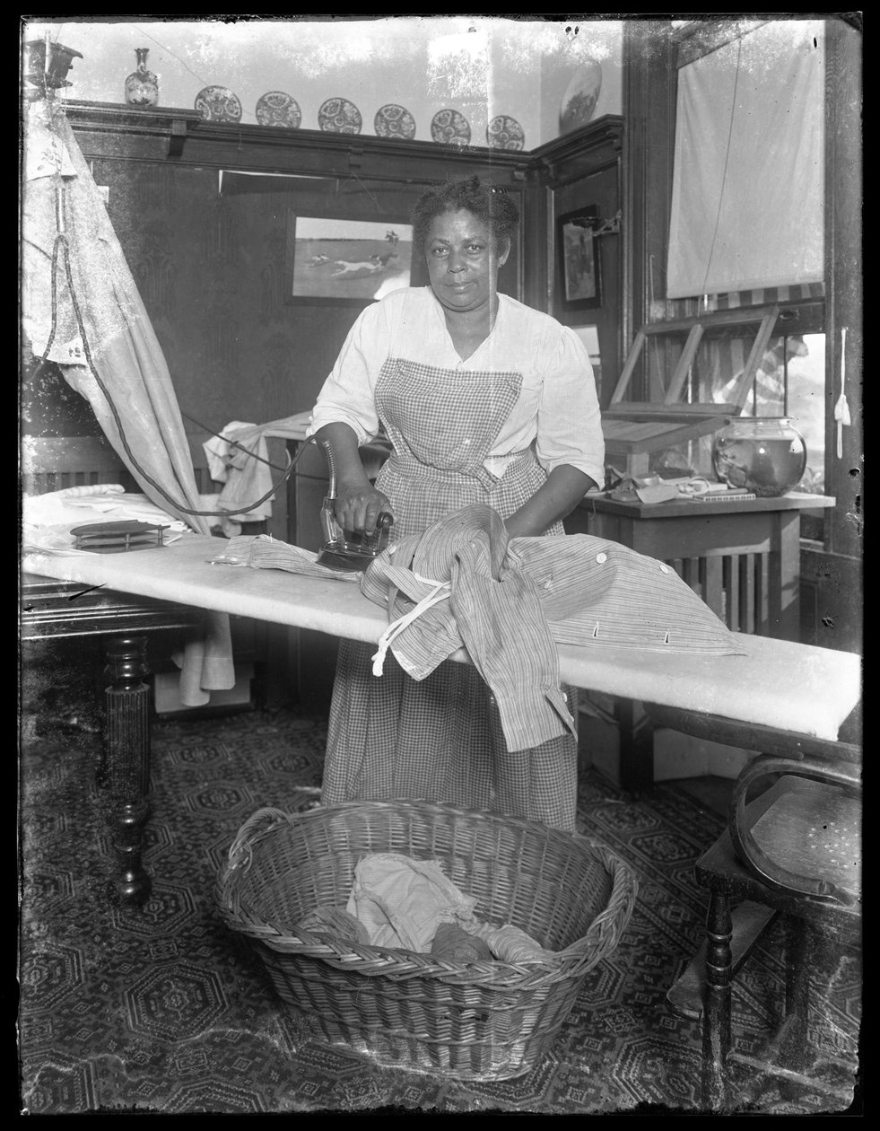 Emma passando roupa no apartamento Hassler, na Avenida Vermilyea, 150, Nova York, 3 de julho de 1913 de William Davis Hassler