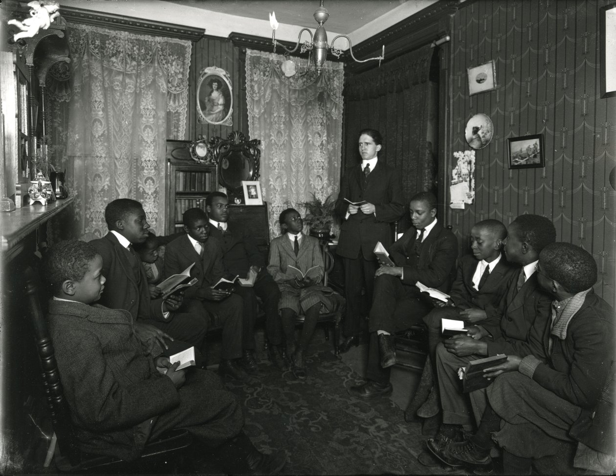 Lição do Comitê de Evangelistas da Sra. Bostick&39;s, 72 West 99th Street, Sr. Rockwood que ensina um grupo de jovens homens e meninos afro-americanos. 31 de março de 1916 de William Davis Hassler