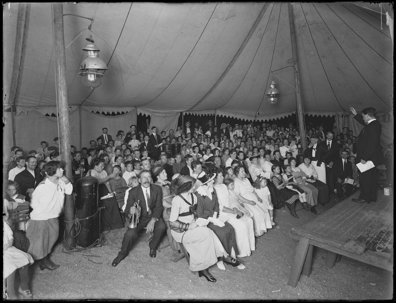 Encontro de crianças da Sociedade Evangelística, East 67th Street e Avenue A, Nova York, 24 de julho de 1914 de William Davis Hassler