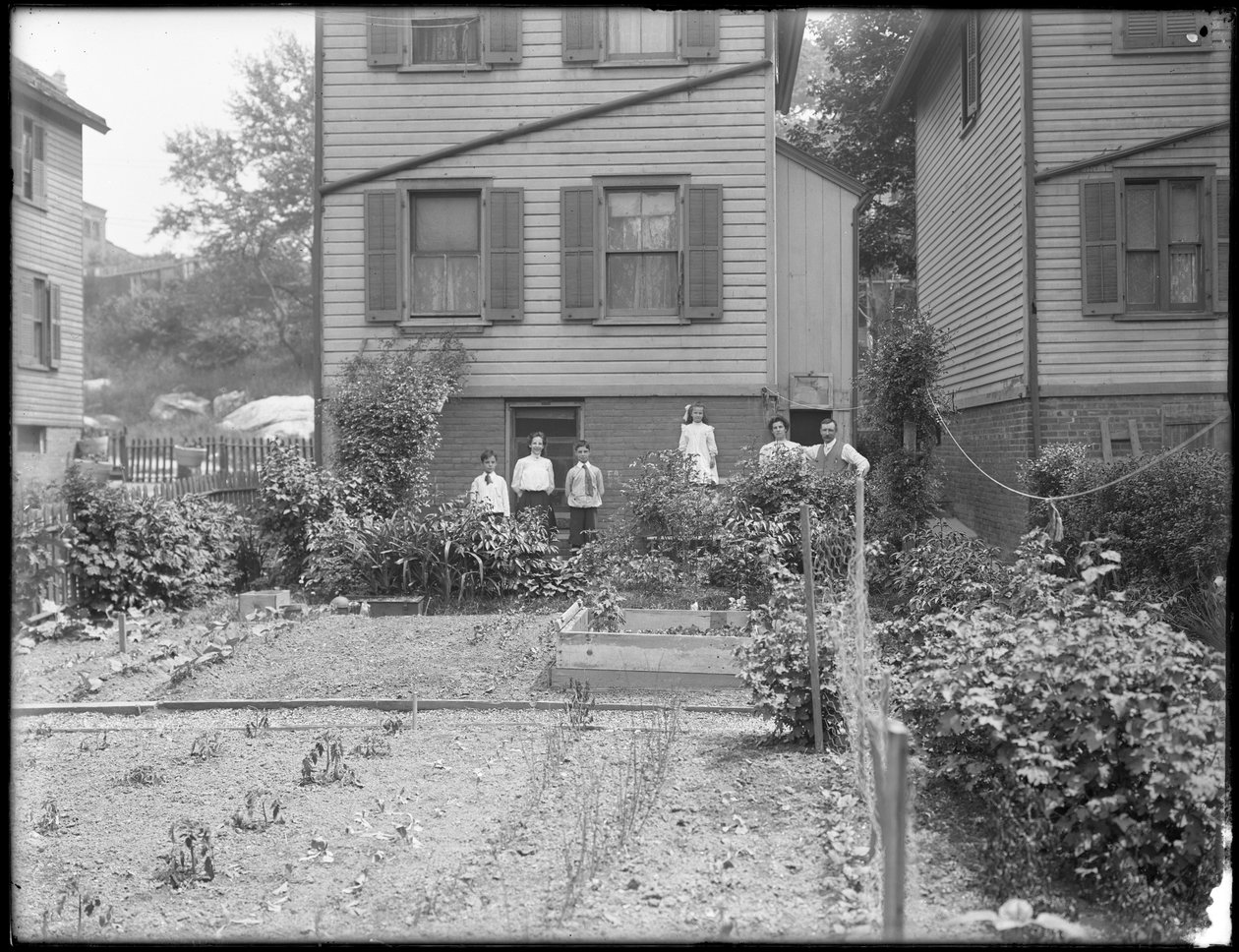 Família posa ao lado de seu jardim de quintal, Inwood, Nova York, c.1910 de William Davis Hassler