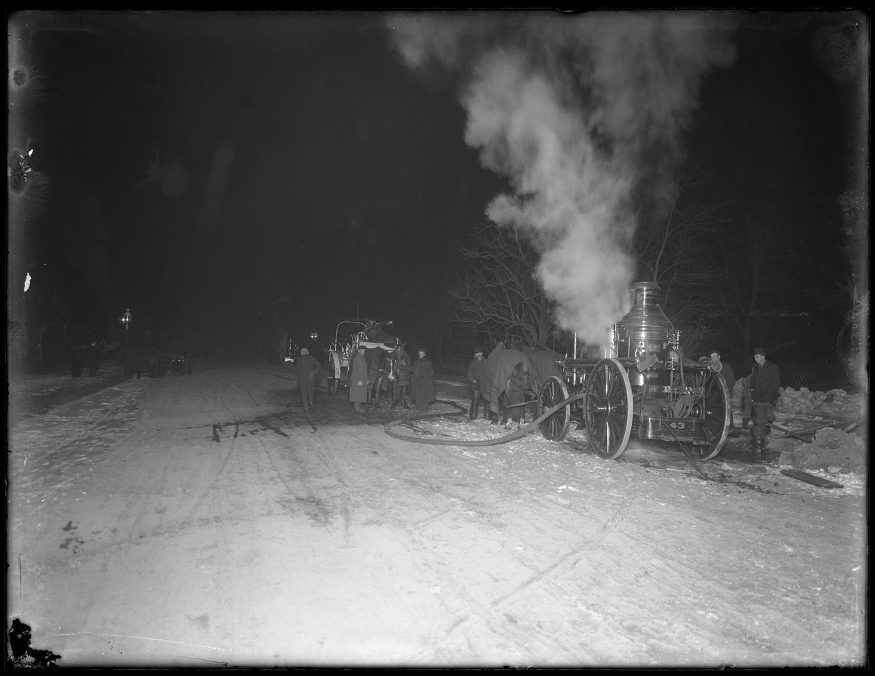 Bombeiros (puxados por cavalos) na estrada de terra à noite, Inwood Hill, 1914 de William Davis Hassler