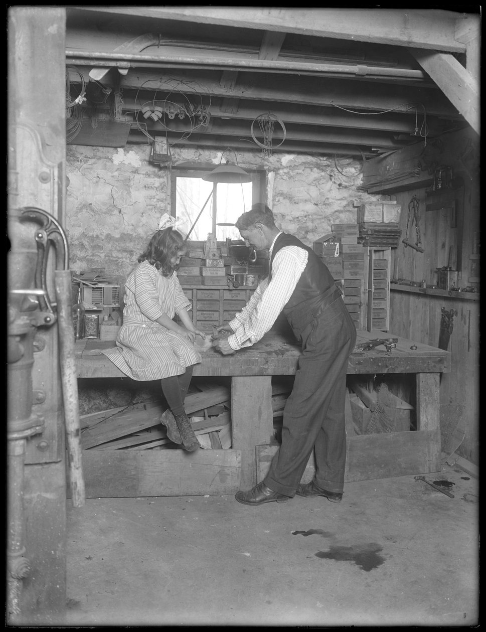 Frank P. Hassler e Mary Hassler no porão, Glen Ellyn, c.1912 de William Davis Hassler