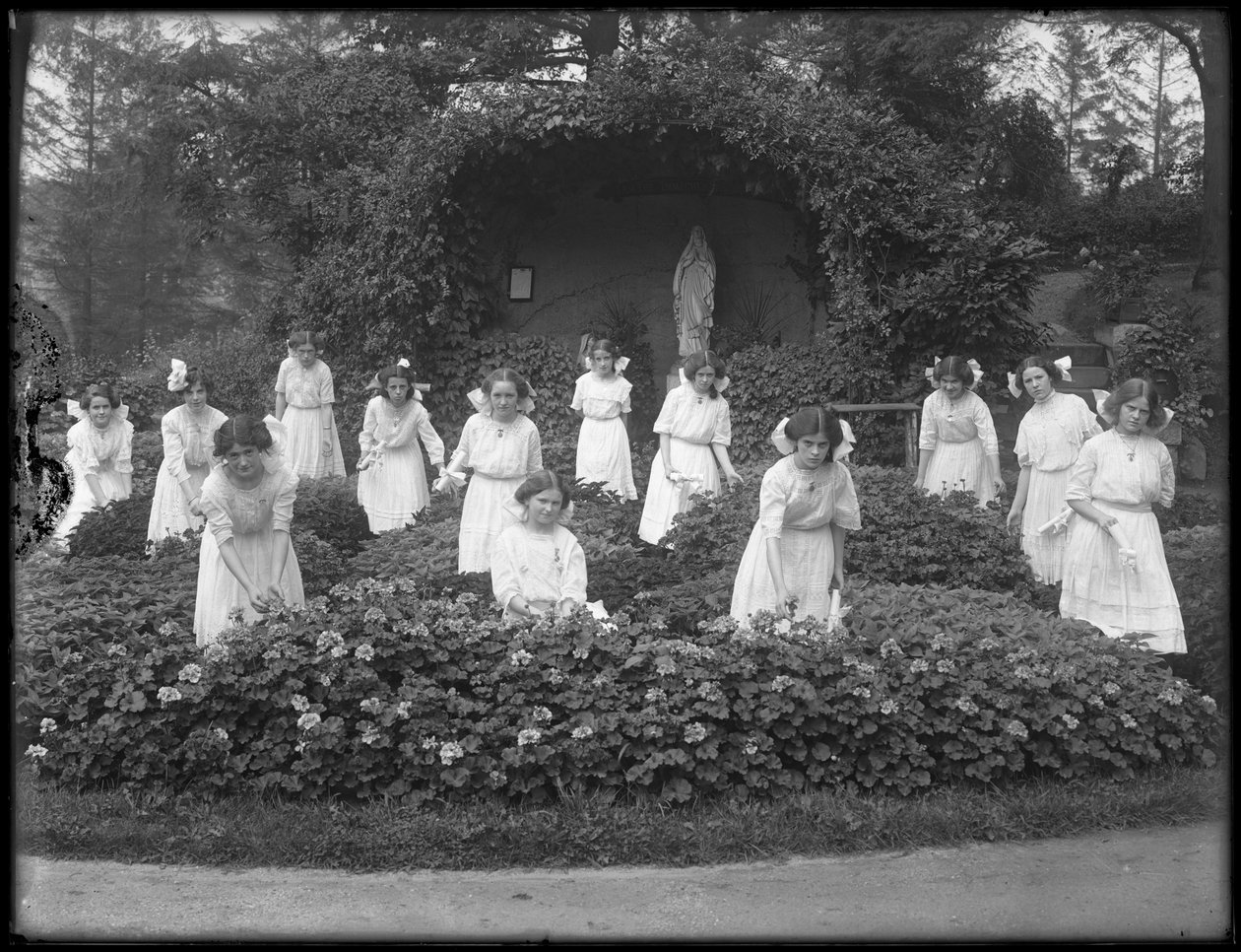 Aula de formatura das meninas do asilo órfão católico romano no jardim de flores, em frente à gruta da Virgem Maria, 1912 foto bw de William Davis Hassler