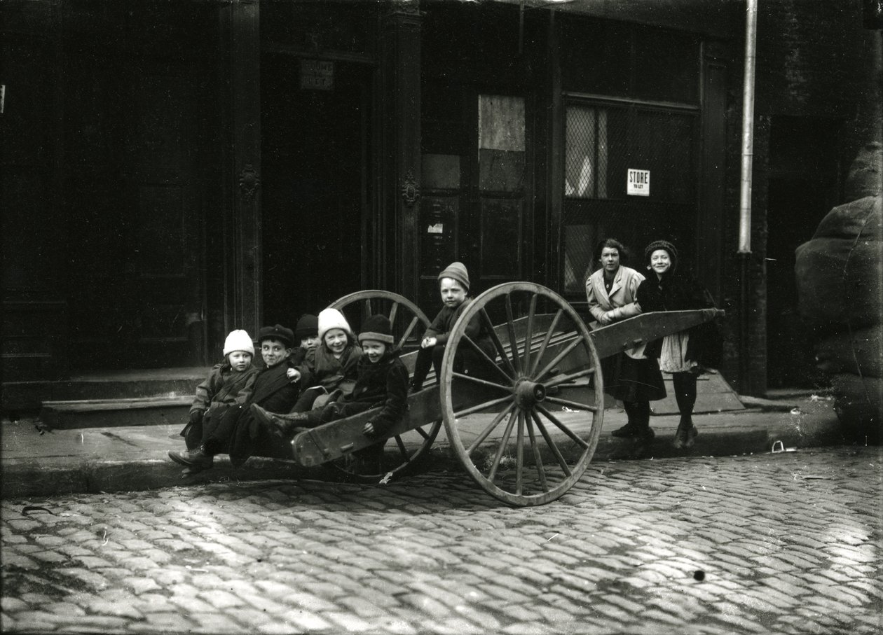 Grupo crianças, em, carreta, com, menina, e, mulher, estar, atrás de, c.1910-21 de William Davis Hassler