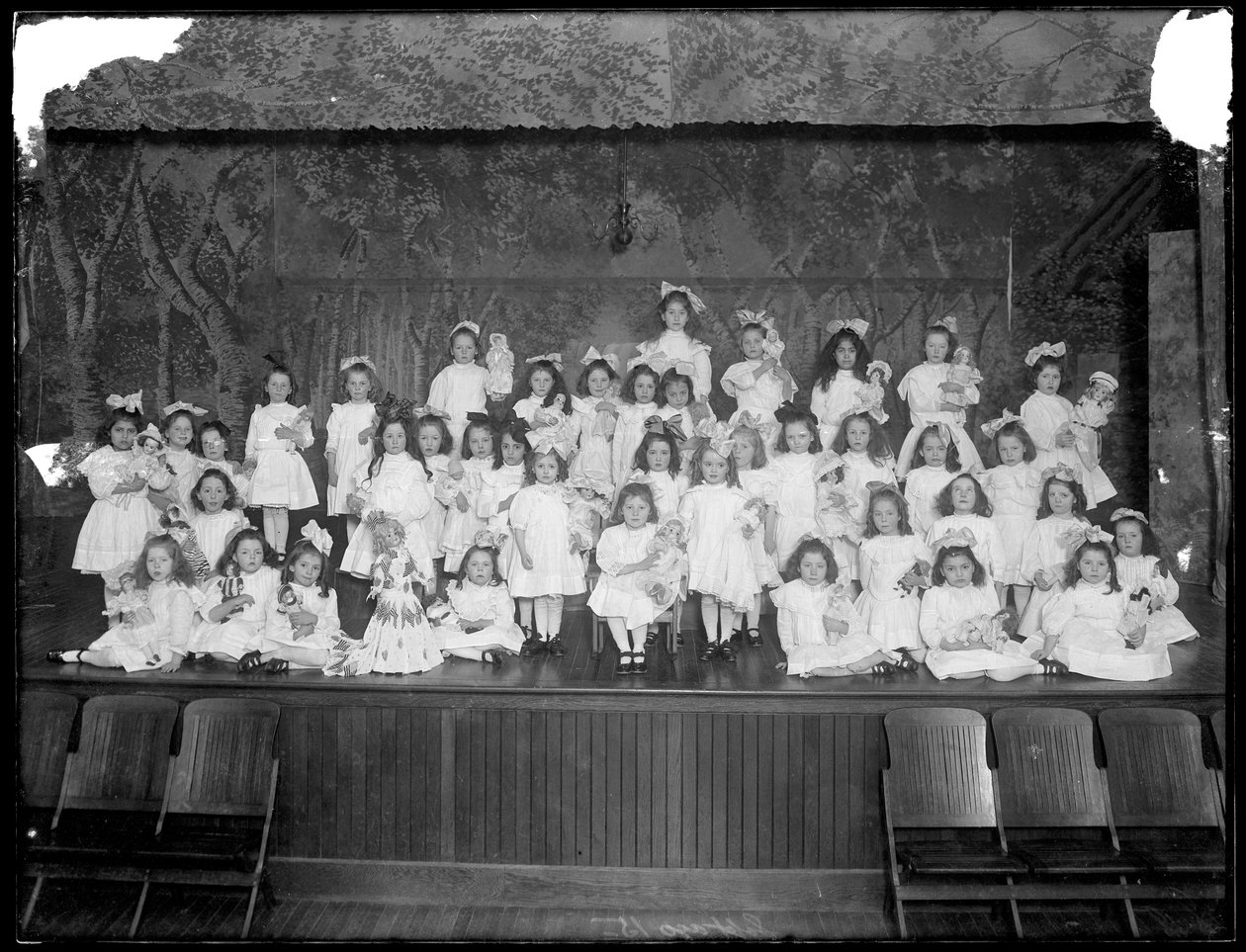 Grupo meninas, posado, ligado, um, pequeno, fase, segurando, bonecas, provavelmente, a, católico roman, órdã, asilo, kingsbridge, bronx, c.1911 de William Davis Hassler