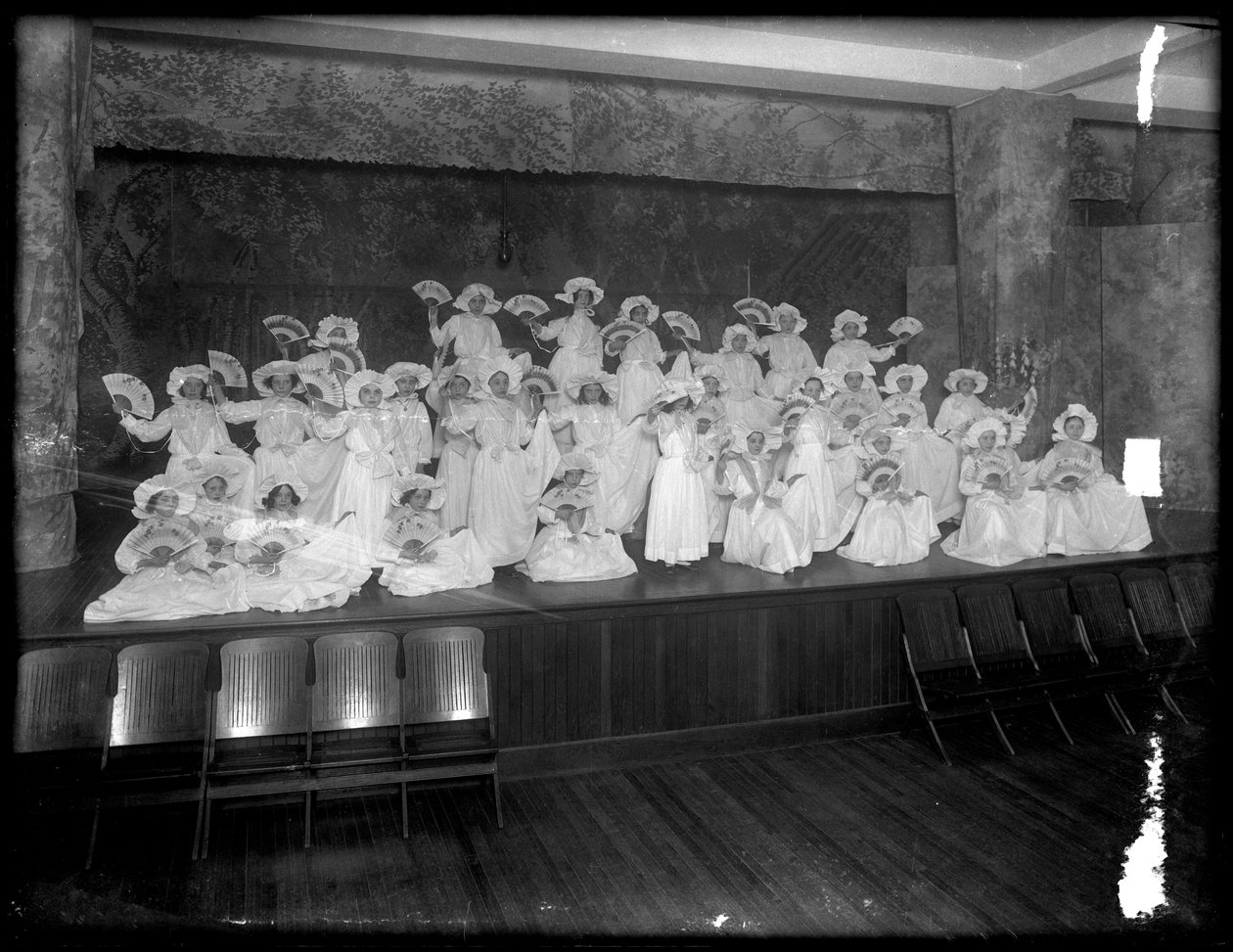Grupo meninas, posado, ligado, um, pequeno, fase, segurando, ventiladores, provavelmente, a, católico roman, órdã, asilo, kingsbridge, bronx, c.1911 de William Davis Hassler
