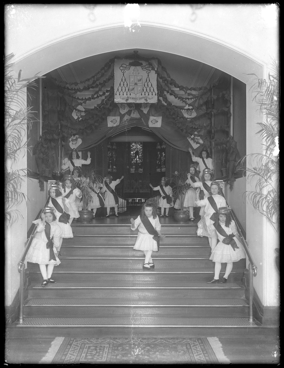Grupo de meninas posadas nos &39;passos para a capela&39;, provavelmente o asilo órfão católico romano, Kingsbridge, Bronx, c.1911 de William Davis Hassler
