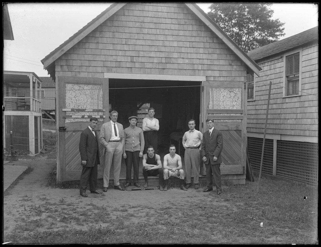 Retrato de grupo do boxeador inglês William Thomas Wells (Bombardeiro Billy Wells), Jim Maloney e &39;Syd&39; e outros companheiros não identificados (&39;Brown&39;), em pé na frente de uma garagem não identificada, c.1911 de William Davis Hassler