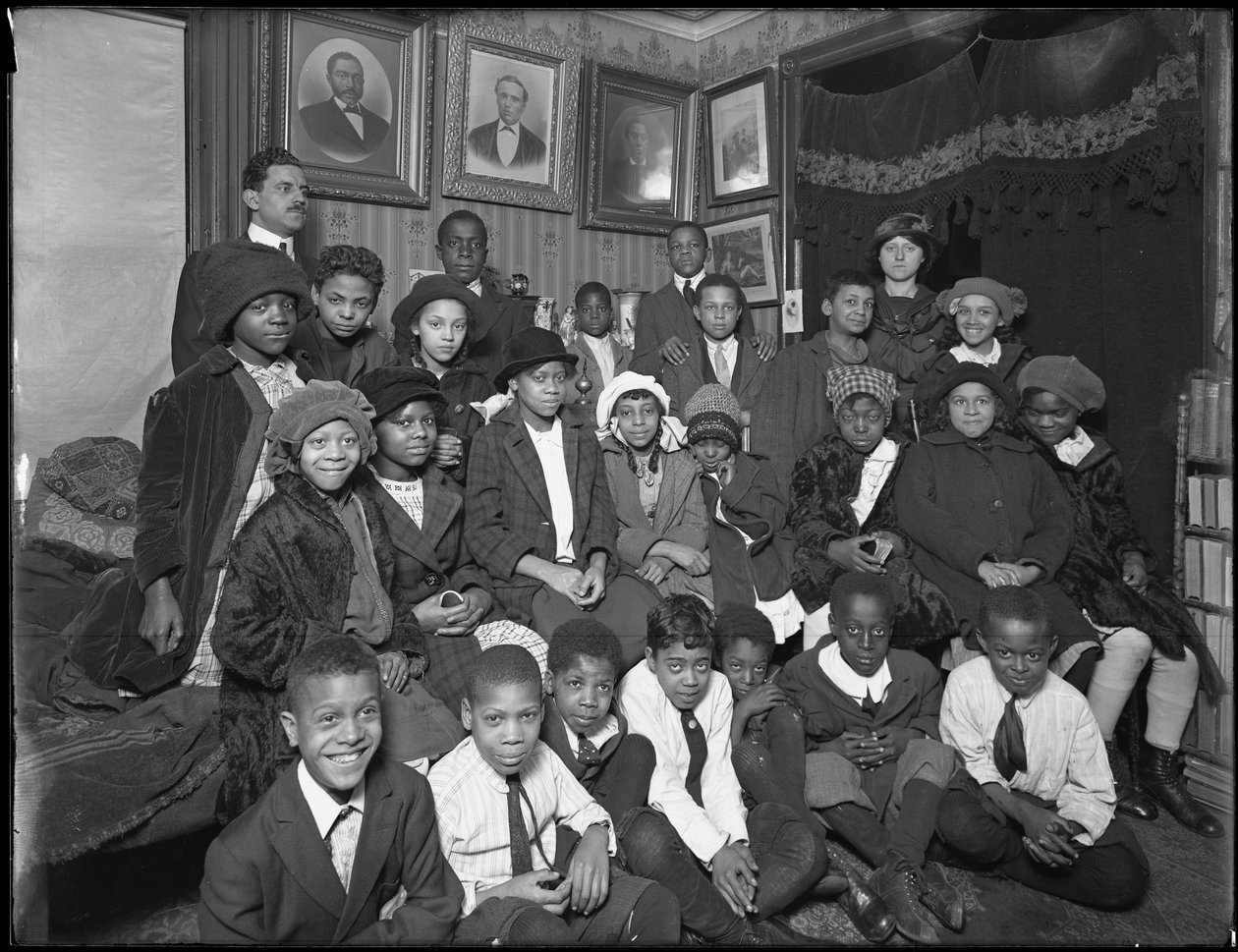 Retrato de grupo da turma da Sra. Harris, 308 W. 148th Street, Nova York, 7 de março de 1916 de William Davis Hassler