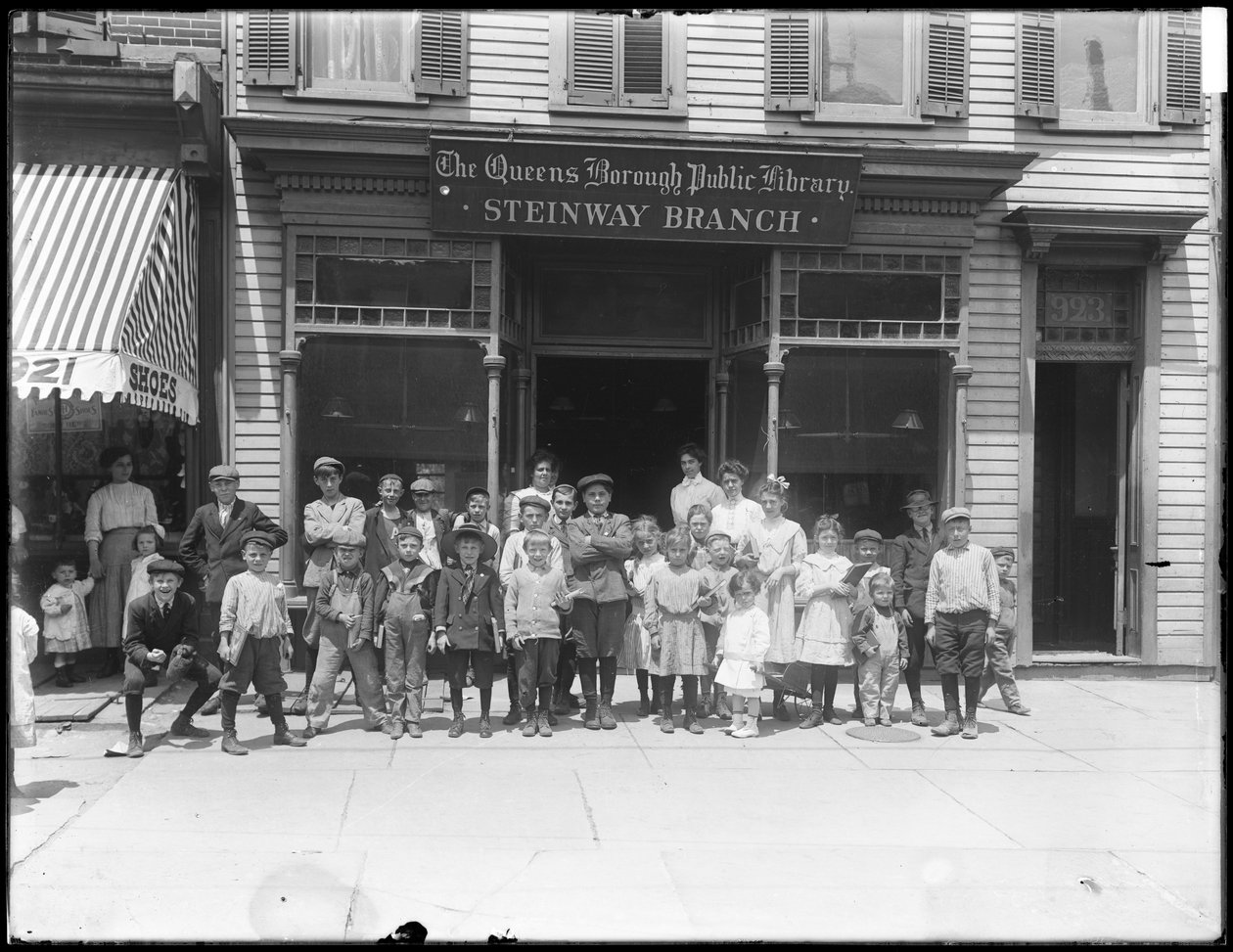 Retrato de grupo de crianças em frente ao ramo Steinway da Biblioteca Pública de Queens Borough, c.1910 de William Davis Hassler