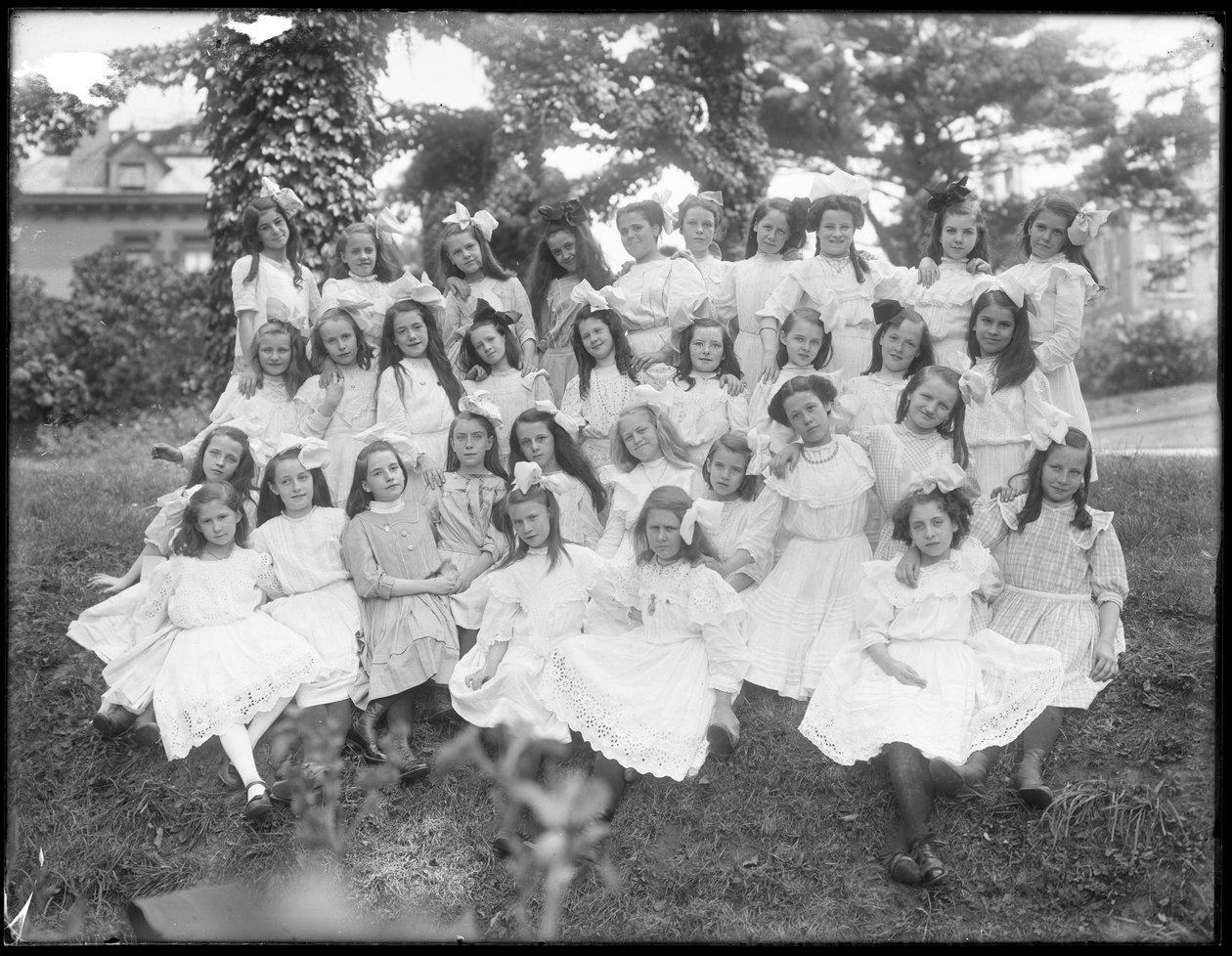 Retrato de grupo de meninas não identificadas, provavelmente o asilo órfão católico romano, Kingsbridge, Bronx, c.1910 de William Davis Hassler